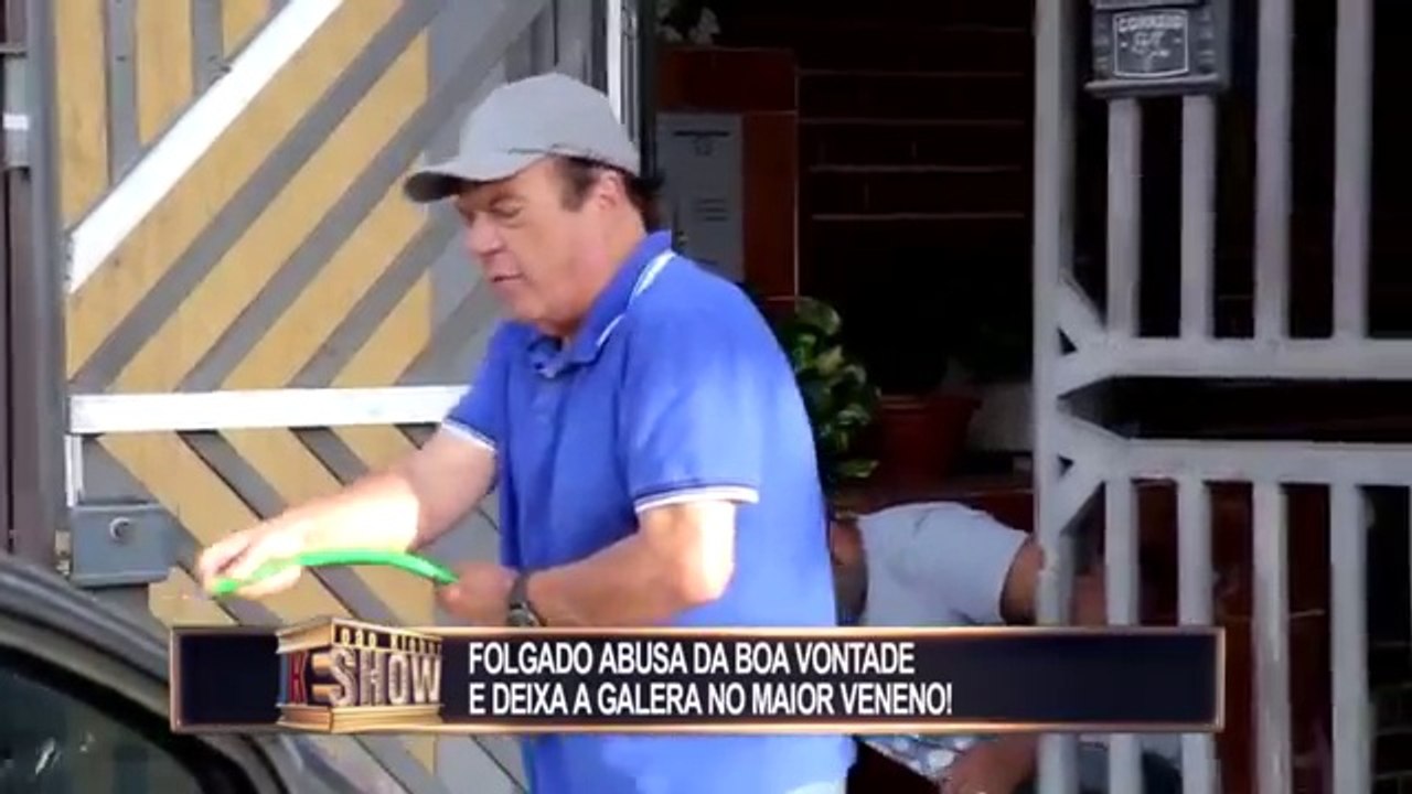Folgado abusa da boa vontade para lavar carro e tira galera do sério 360 x 640