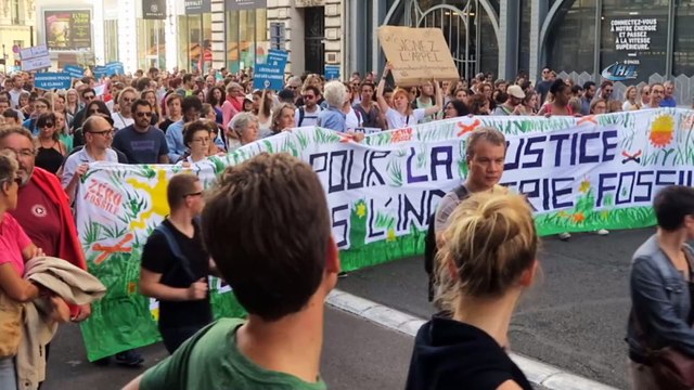 - Fransızlar küresel ısınmaya 'dur' demek için sokağa döküldü- Fransa’da küresel ısınma karşıtı gösteri