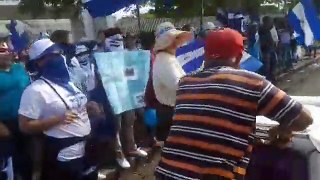 Autoconvocados realizan plantón frente a la UCA en Managua.