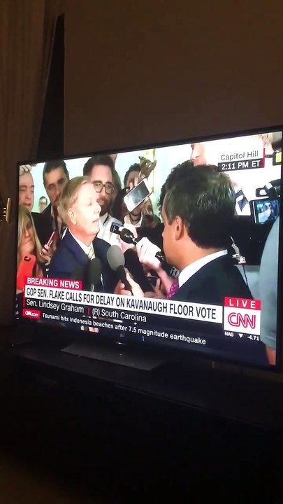 من أجمل ما شاهدت في العمل التلفزيوني الإخباري..منذ قليل..اللي بالبدلة السودا مراسل سي إن إن..أثناء ما هو كان طالع لايف..أصبح ليندزي غرايام خلفه مباشرة و تجمهر ح