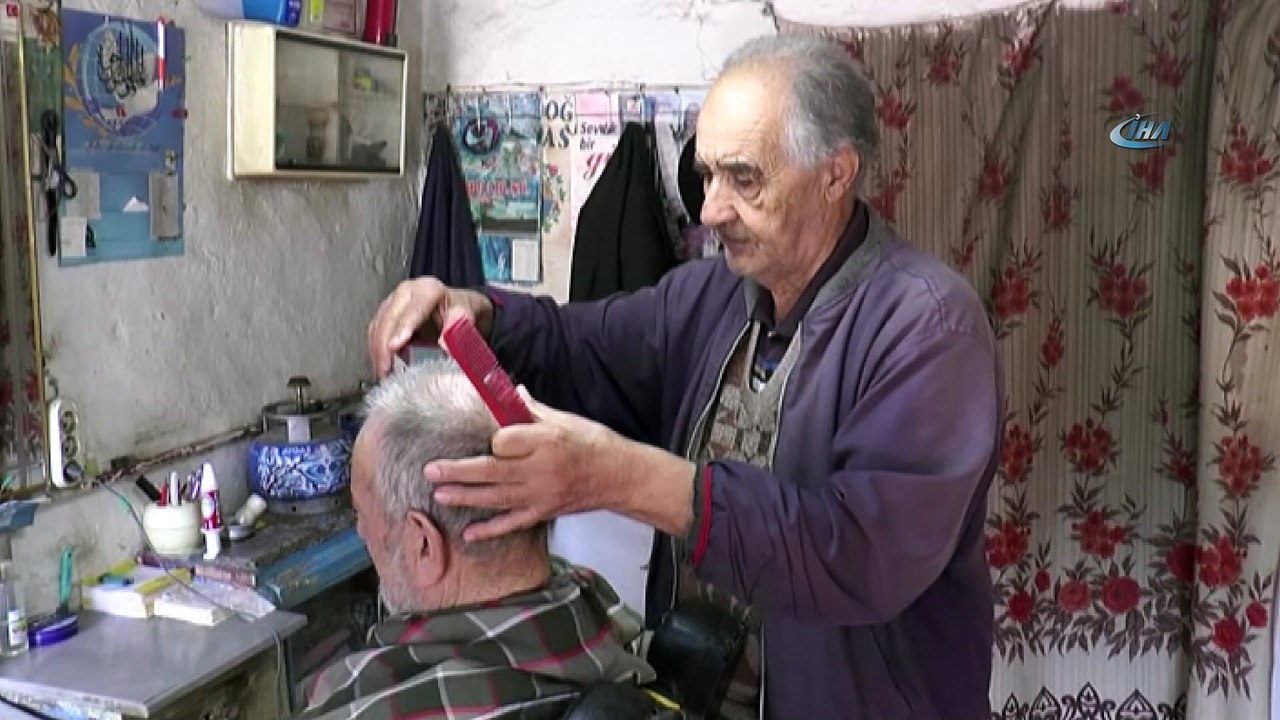 65 yıldır ekmeğini tıraş yaparak kazanıyor