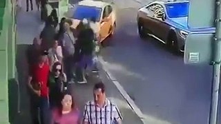 ‫فيديو لحادث الدهس في موسكو اليوم..أصيب 8 أشخاص معظمهم مشجعون مكسيكيون..الشرطة ألقت القبض على سائق سيارة الأجرة و قيل إنه كان مخموراً ⁦‪#Russia2018‬⁩ ⁧‫#روسيا21