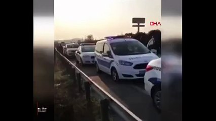 İzmir’de düzensiz göçmenleri taşıyan kamyon devrildi