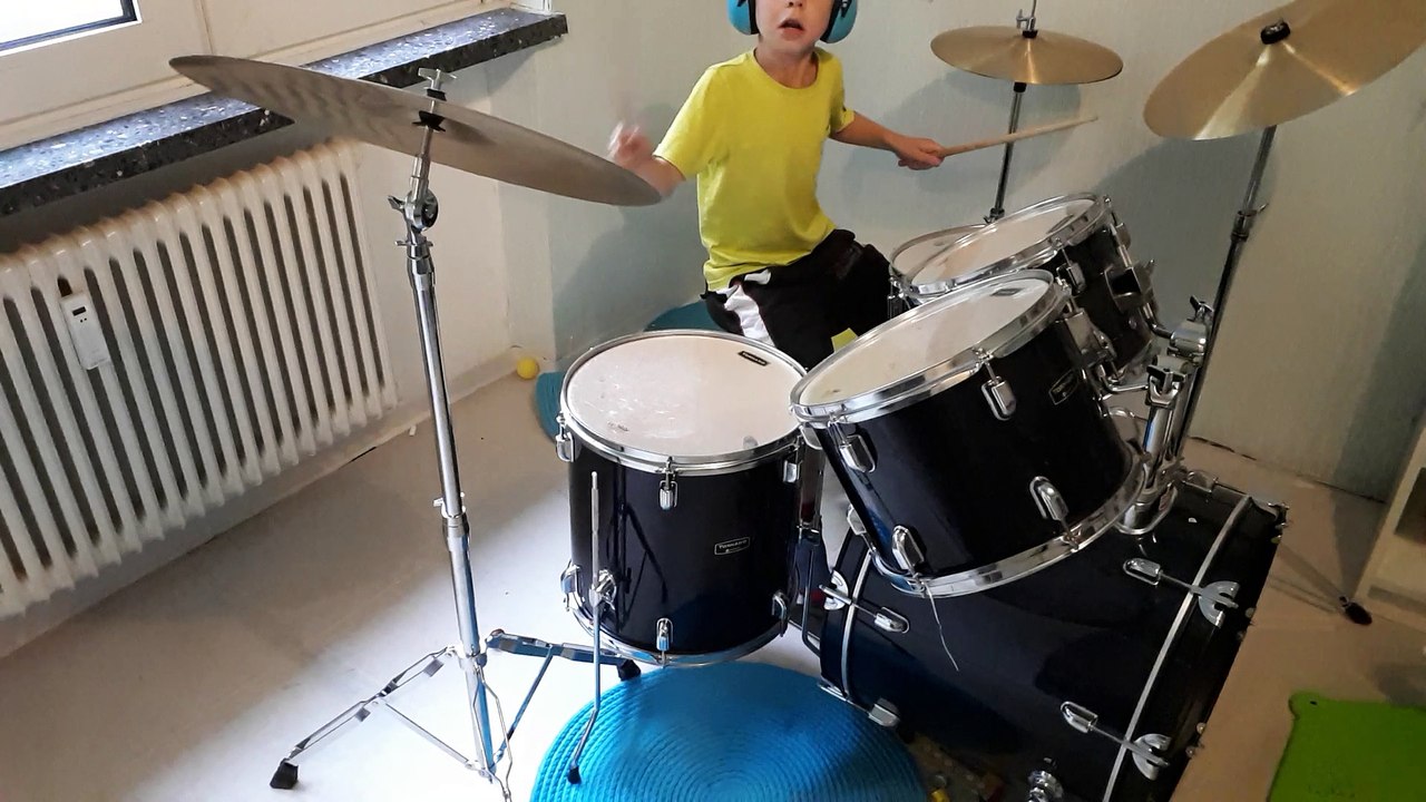 Ein Junge spielt Schlagzeug 8 Jahre Teil 2