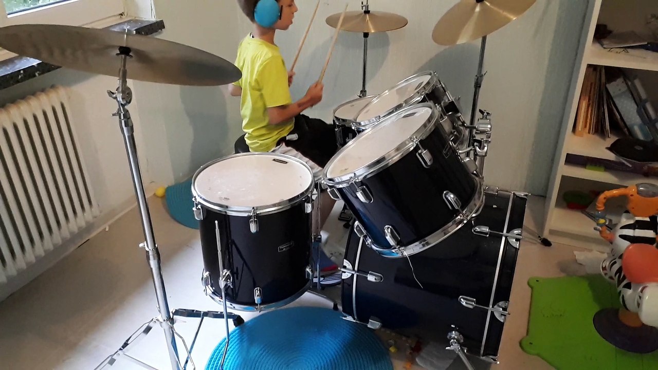 Ein Junge spielt Schlagzeug 8 Jahre teil 3
