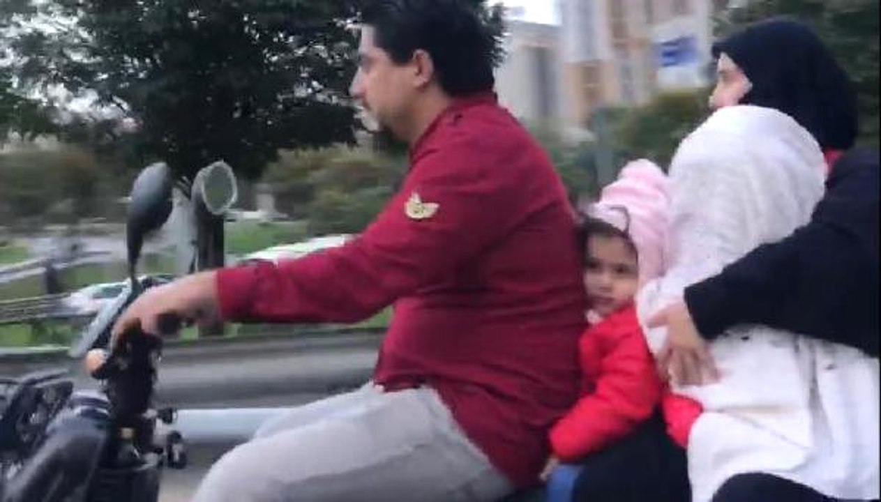 4 Kişilik Ailenin Motosiklet Üzerindeki Tehlikeli Yolculuğu Kameraya Yansıdı