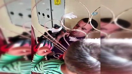Parmağı demir kapının korkuluğuna saplanan çocuğu itfaiye kurtardı