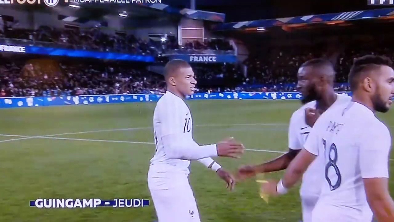 Il en tremble ! L'émotion de ce petit qui récupère le maillot de Mbappé...