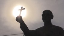 Salvadoreños celebran canonización de Romero entre llamados a la justicia