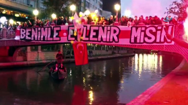 Kız arkadaşına doğum gününde sürpriz evlilik teklifi etti