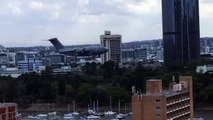 Un bombardier passe très près d'un immeuble en Australie