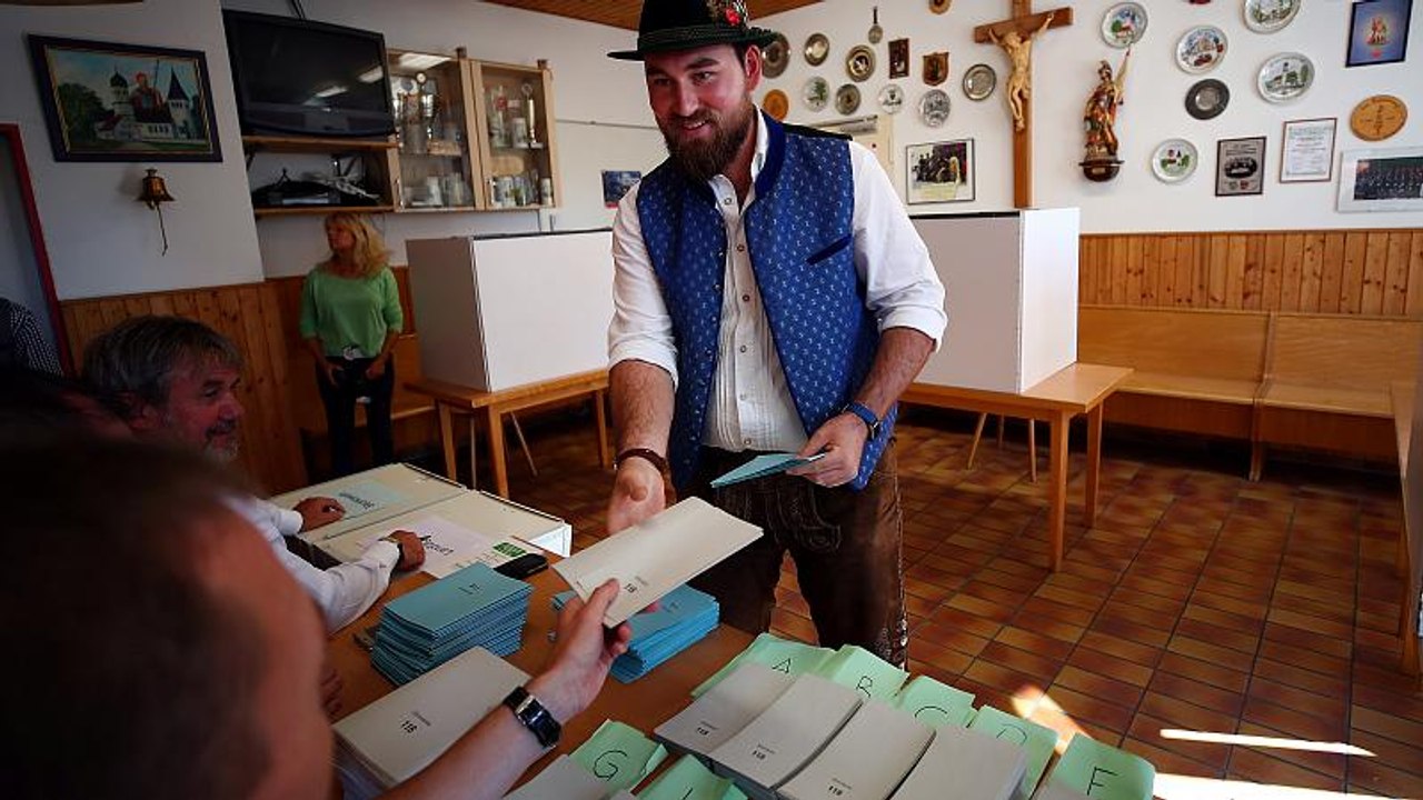 Schlangen vor den Wahllokalen in Bayern: 7,5 % mehr Beteiligung in München - LIVE UPDATE
