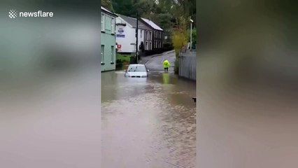 Man wades across flood because he doesn't want to extend morning run