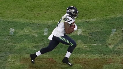 Rashaad Penny catches ball in flat for 29 yards