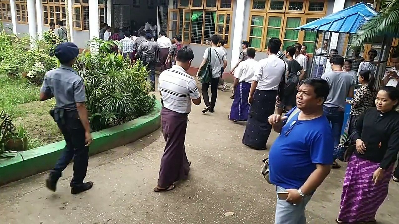 ႏိုင္ငံေတာ္အၾကည္ညိဳပ်က္ေစမႈပုဒ္မ ၅၀၅ (ခ)နဲ႔ တရားစြဲဆိုခံထားရေသာ Eleven Media မွ သတင္းသမားမ်ား အမႈလာေရာက္ရင္ဆိုင္ေနမႈျမင္ကြင္း႐ိုက္ကူး - ေက်ာ္ေဇယ်ာဝင္း (((တိ