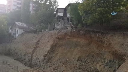 Temel Kazısı Sonrası İki Katlı Evde Yıkılma Tehlikesi