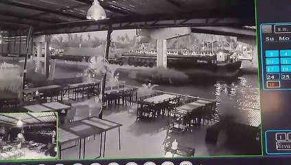 Une péniche percute un pont et le détruit (Thailande)