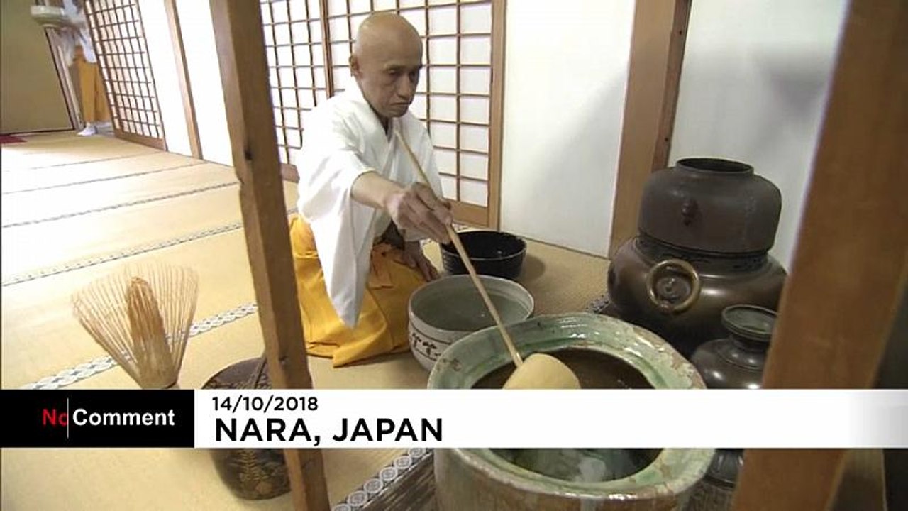 Japanische Teezeremonie mit riesigen Schalen