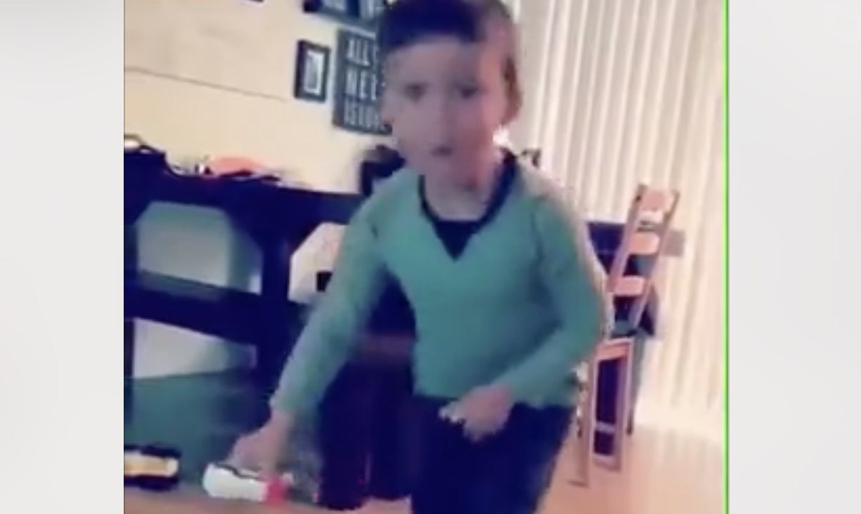 La réaction de ce gamin est hilarante ! Il se tire dessus entre les jambes...