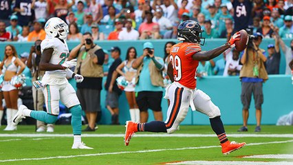 Trubisky throws back across his body to find Cohen for a 6-yard catch