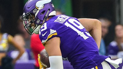 Thielen makes precise diving catch along sideline