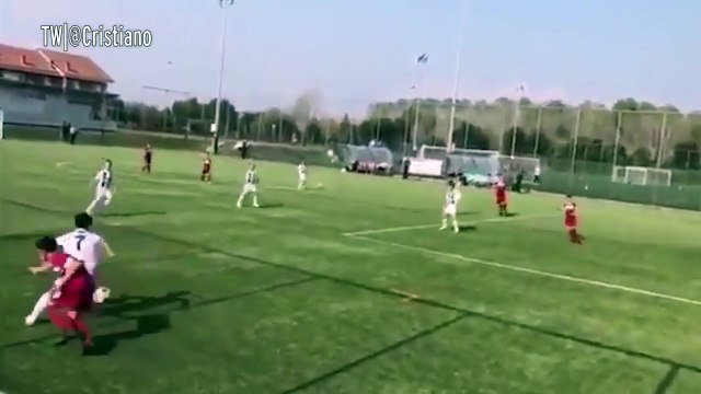 Cristiano Ronaldo Jr. wydaje się podążać śladami ojca z pięknymi bramkami