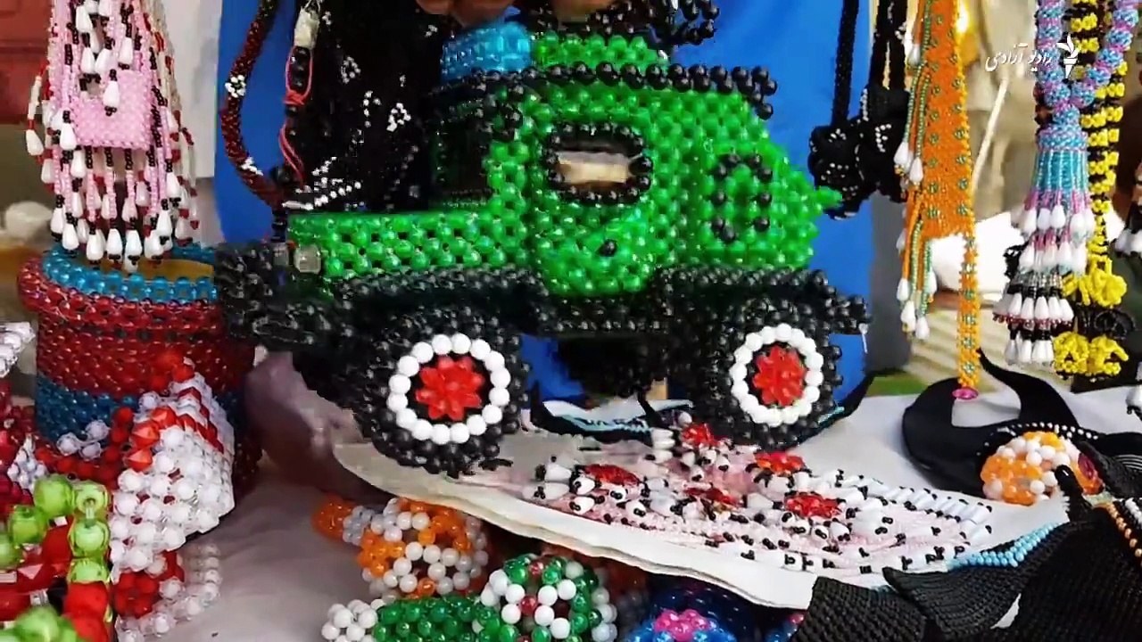 شماری از زندانیان در زندان مرکزی لغمان از راه تولید صنایع دستی در کنار فراهم ساختن مصارف خود با خانوادۀشان نیز کمک مالی می‌کنند. اکرام‌الله اکرام خبرنگار رادیو