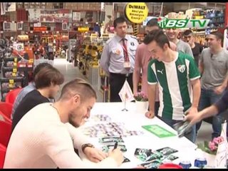 Deniz ve Hosogai Bauhaus'da İmza Dağıttı (13.05.2016)