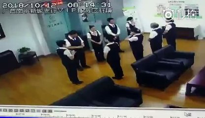 பேங்க் மீட்டிங்கில் திடீரென கலந்து கொண்ட மலைப்பாம்பு.. வீடியோ