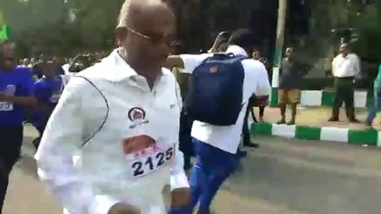 ದಸರಾ ಓಟದ ಸ್ಪರ್ಧೆಯಲ್ಲಿ ಮುಗ್ಗರಿಸಿ ಬಿದ್ದ ಸಚಿವ ಜಿಟಿ ದೇವೇಗೌಡ | Oneindia Kannada