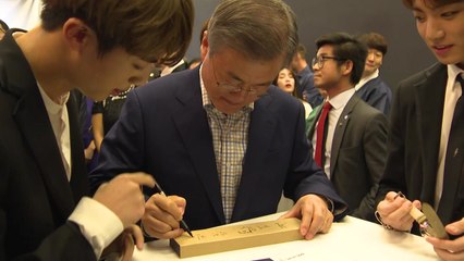 '이니시계' 들고간 BTS, 문재인 대통령 사인받아 / YTN