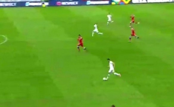 Milli Oyuncu Hakan Çalhanoğlu, Rusya ile Oynanan Maçta Veremediği Pasla Saç Baş Yoldurdu