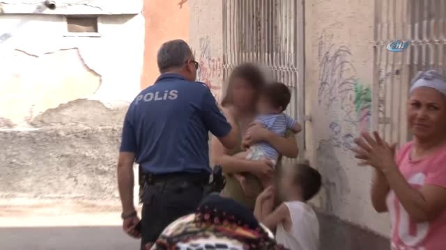 Öz Annenin Çocuklarına Şiddet Uygulamasına Mahalleli İsyan Etti
