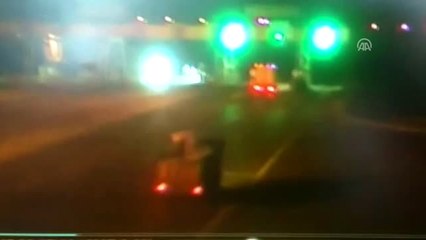 22 Düzensiz Göçmenin Öldüğü Kaza - Kamyonun Otoyol Gişelerinden Geçiş Anı