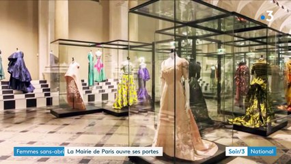 Paris : Anne Hidalgo va accueillir des SDF dans les mairies