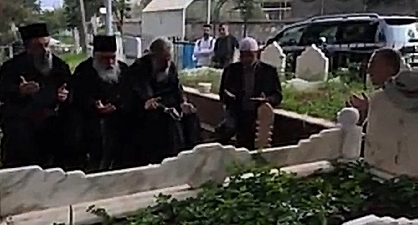 Müslüman mezarlığında kimin için dua edildi
