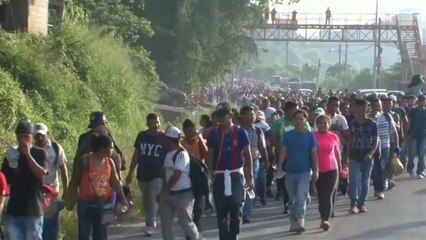 Download Video: Miles de hondureños marchan a pie hacia Estados Unidos