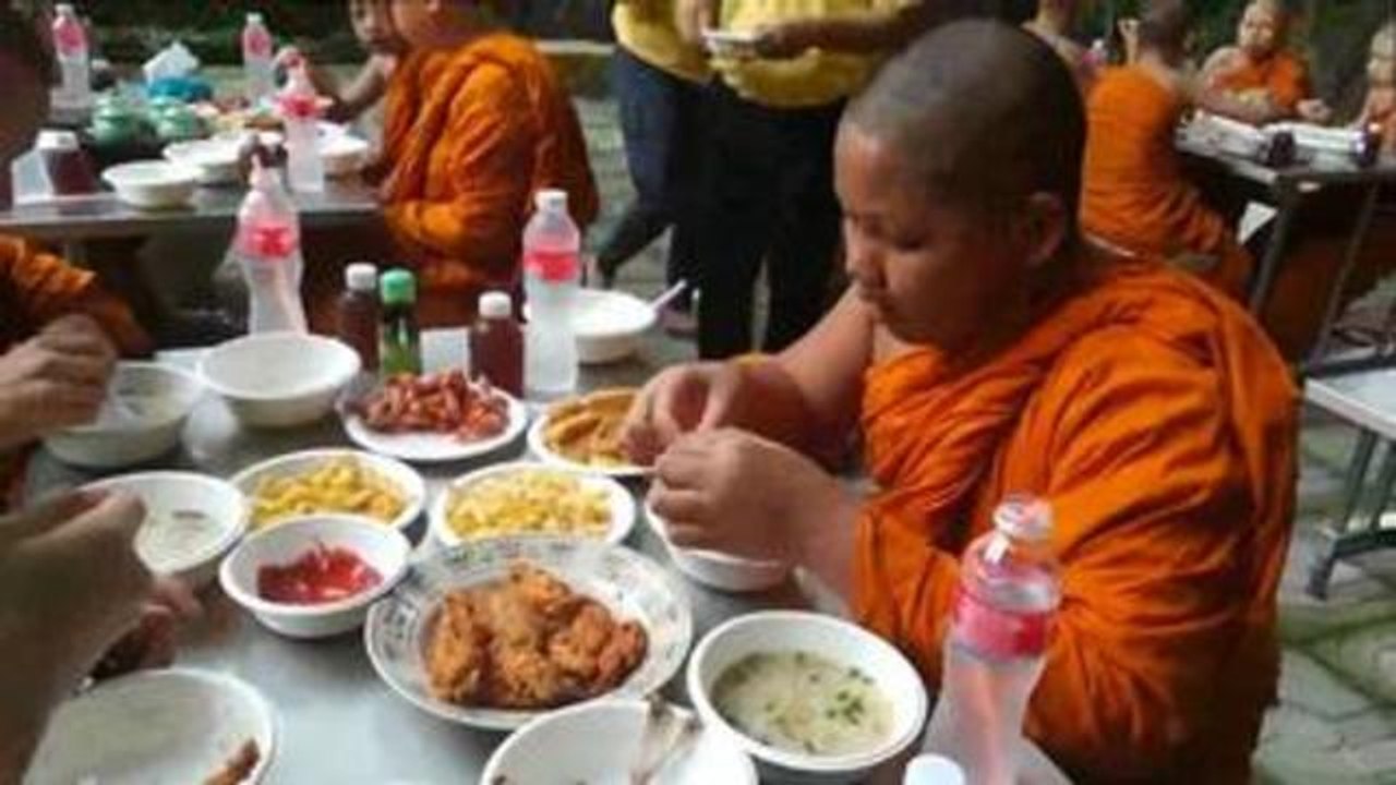 Los monjes tailandeses, cada vez más obesos debido a la mala alimentación