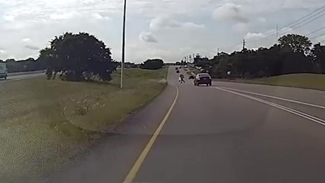 Un travailleur traverse la route sans voir la voiture qui arrive et provoque un accident