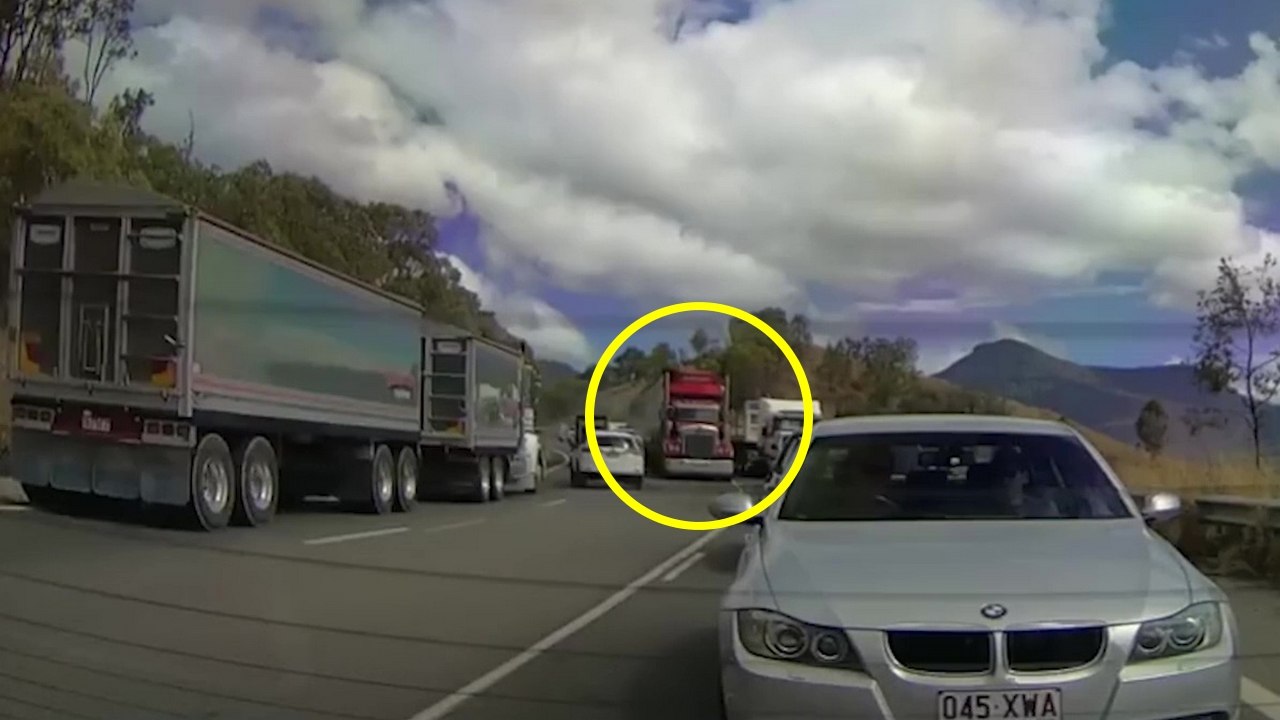 Un camion n'arrive pas à freiner dans une descente alors qu'il y a des bouchons