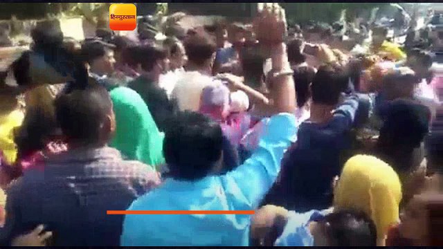 यूपी: बस्ती में युवक की गिरफ्तारी पर लोगों ने जताया विरोध
