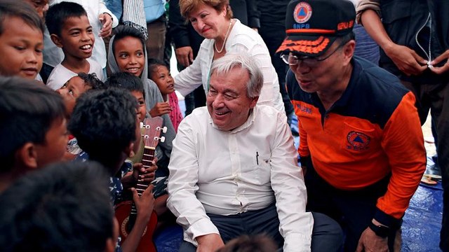 Indonésie : António Guterres au chevet des rescapés