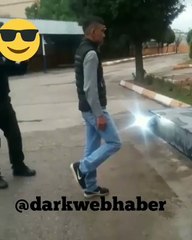 Polis, Atatürk büstüne hakaret eden kişiye 'tek ayak' cezası verdi, "Ben bir o. çocuğuyum" demeye zorladı