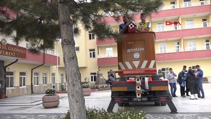 Kayseri Zihinsel Engelli Öğrenciler, Yaptıkları Kuş Evlerini Huzurevine Bahçesine Astı