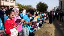 Binlerce Öğrenci, Protokol Üyeleriyle Caddede Kitap Okudu