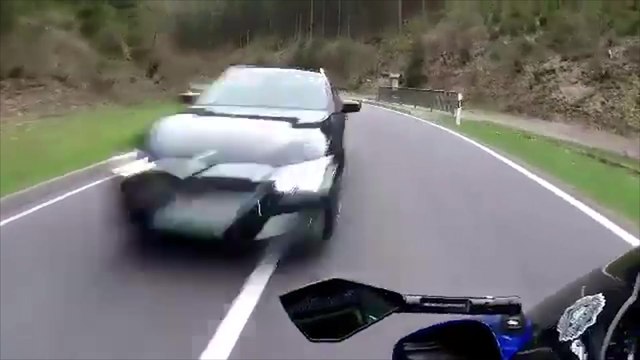 Une voiture prend son virage trop large et percute un motard