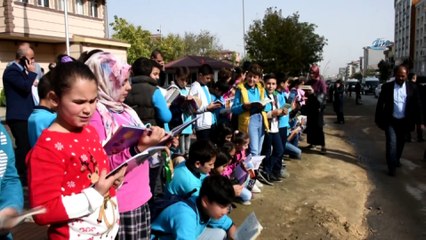 Binlerce öğrenci, protokol üyeleriyle caddede kitap okudu