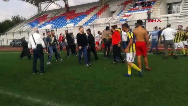 Sakarya amatör maçta taraftar sahaya indi