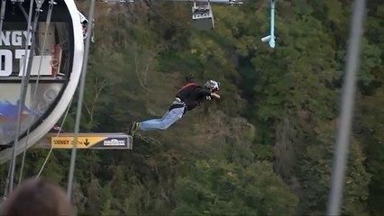 Rusya: Karadeniz şehri Soçi'de paraşütçülerden renkli performans