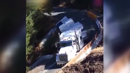 [영상] 좁은 코너를 도는 긴 트럭의 최후, "와장창" / YTN